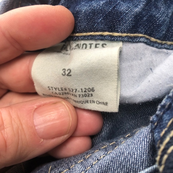 Bluenotes size 32 jumper/overall shorts. Button up front, pockets , belt holders - Picture 8 of 9